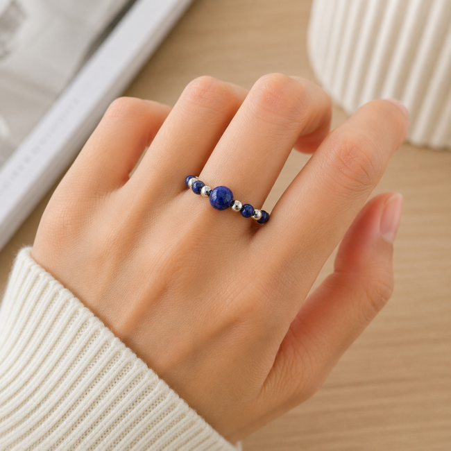 Alba Edelstein Ring – Elastischer Kugelring & Versilberter Edelstahl