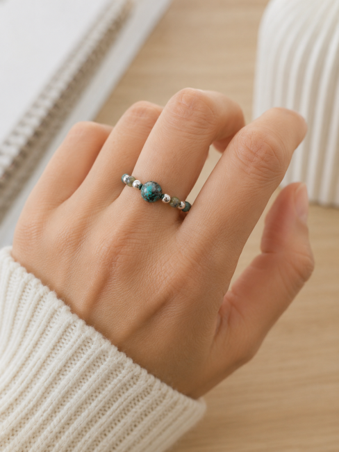 Alba Edelstein Ring – Elastischer Kugelring & Versilberter Edelstahl