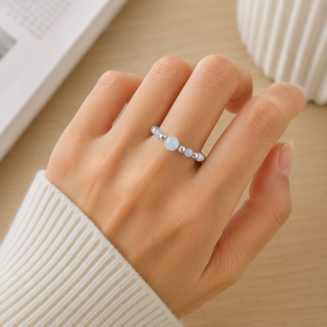 Alba Edelstein Ring – Elastischer Kugelring & Versilberter Edelstahl